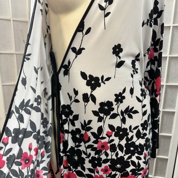 Donatella, Woman, Pajama set, 2pc, White-Black-Flowers, Sz M, kimono style.! - Picture 4 of 11